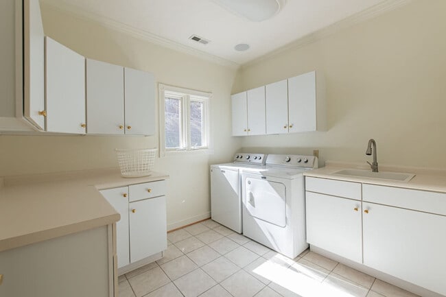 Building Photo - 33 Pinners Ln