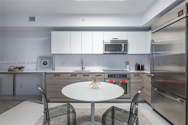 Building Photo - 1300 Brickell Bay Dr