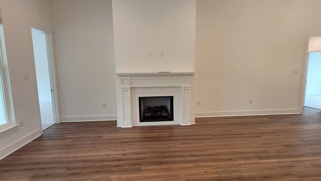 Building Photo - Stunning home in Garden Hill!