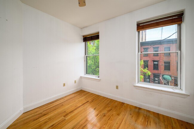 Building Photo - 912 Park Ave