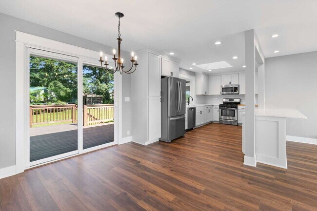 Building Photo - Beautiful Happy Valley Home; Large Lot; In...