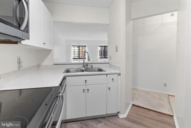 Building Photo - 900 N Stafford St