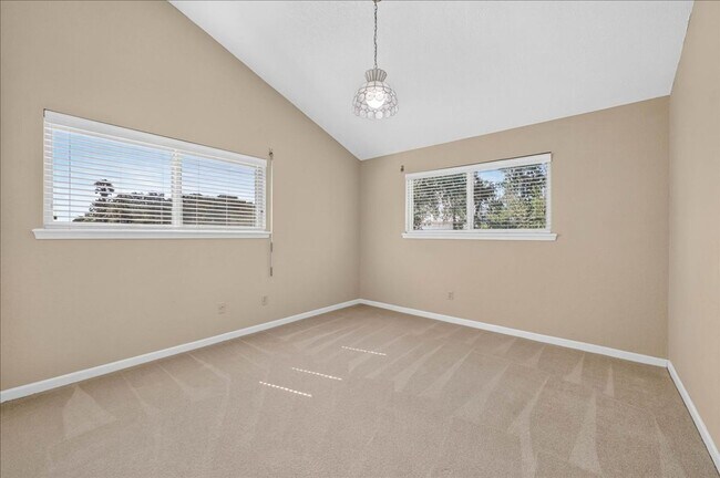 Building Photo - 5305 Greenbriar Dr