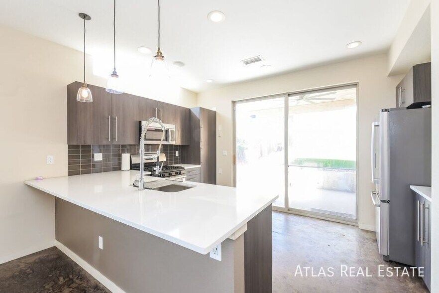 Building Photo - 3359 Mariposa St