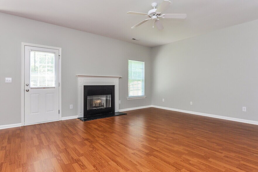 Building Photo - 804 Red Oak Tree Dr