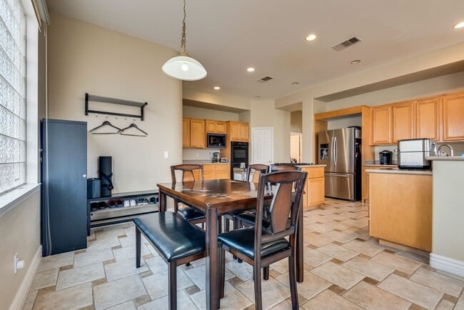 Building Photo - Luxurious, Entertainers Dream 4 Bedroom Home