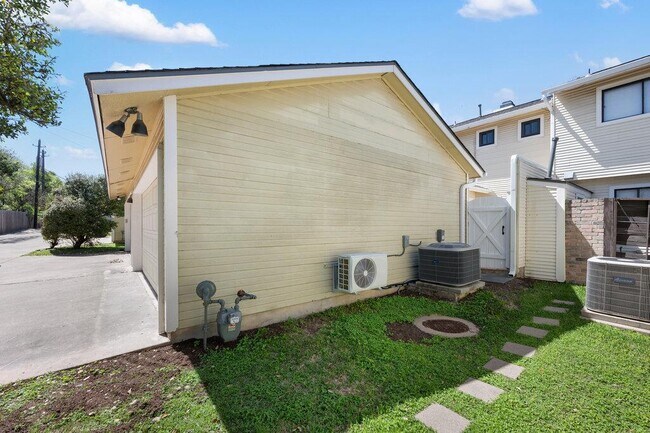 Building Photo - 7201 Chimney Corners