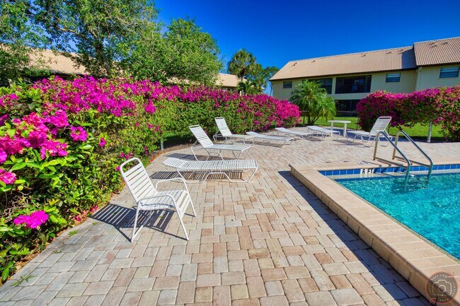 Building Photo - Seasonal Short-Term 2 Bedroom 2 Bathroom Second Floor Condo in Mission Lakes!