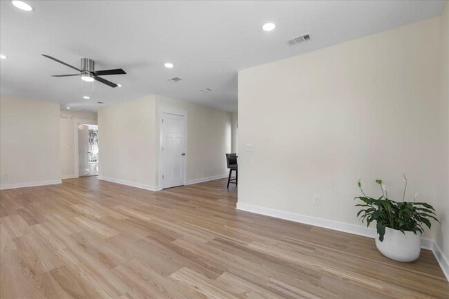 Building Photo - 1602 Carruthers St