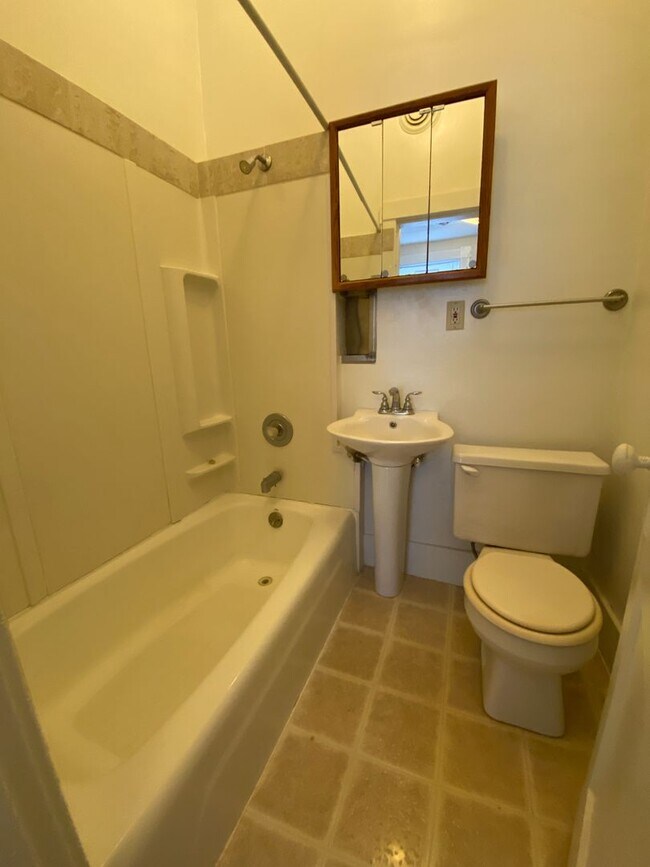 Building Photo - Spacious One Bedroom on the Northside