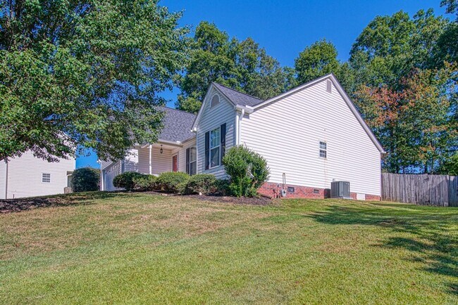 Building Photo - Spacious 4 BR, 2 BA Home On Quiet Cul de Sac, Private Fenced Backyard, Community Pool
