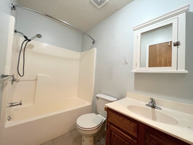 Building Photo - Single Family Home with a fenced in backyard!