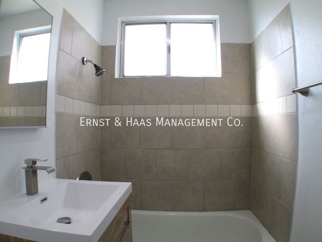 Building Photo - 230 E Hullett St