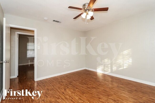 Building Photo - 3205 Hanover Dr