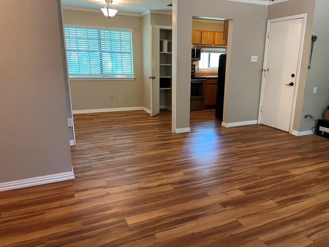 Building Photo - 6211 Chesterfield Ave