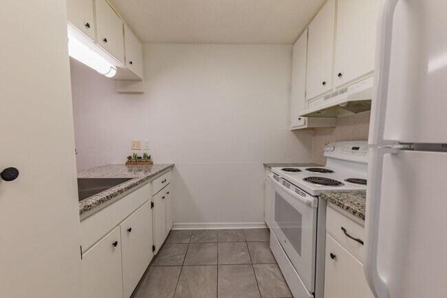 Building Photo - 900 Ave Z SE