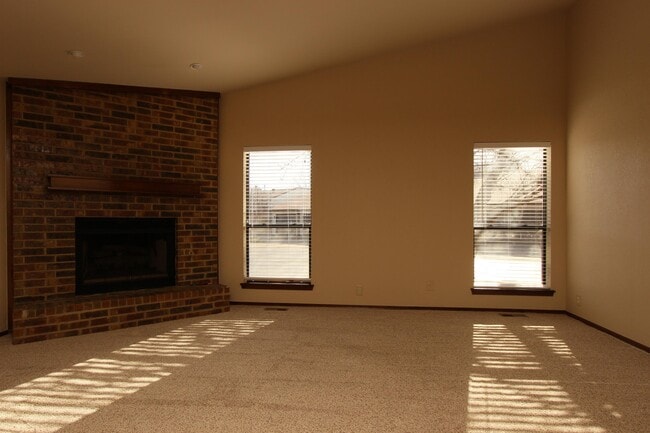 Building Photo - 4700 Hemlock Ln