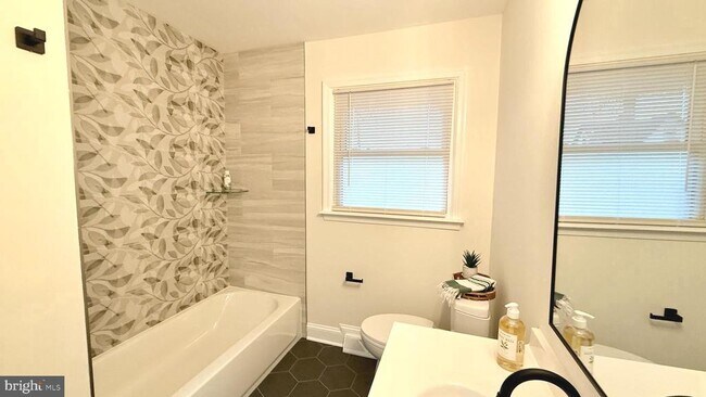 Building Photo - 115 Gloucester Ave