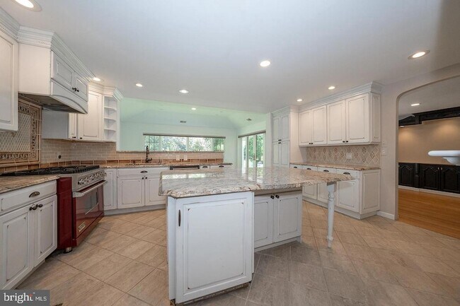 Building Photo - 327 Strathmore Rd
