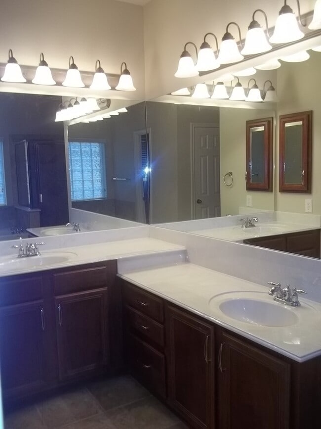 Building Photo - BEAUTIFUL HOME IN A GATED COMMUNITY!