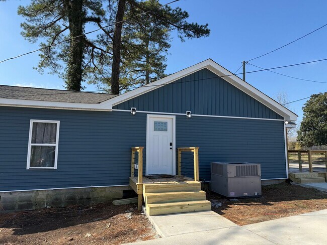 Building Photo - 2108 Veterans Dr