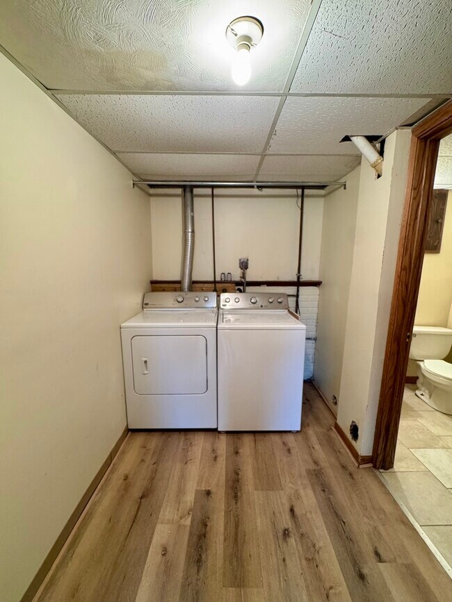 Building Photo - 5556 N Thornwood Ave