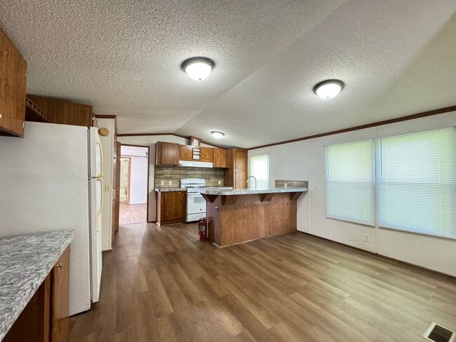 Building Photo - 3 Bedroom 2 Bath Mobile Home