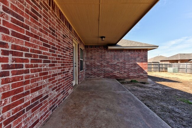 Building Photo - Spacious 3-Bedroom Home in Yukon – Modern ...