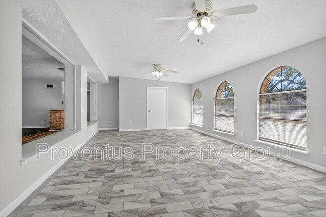 Building Photo - 8 Manor Dr