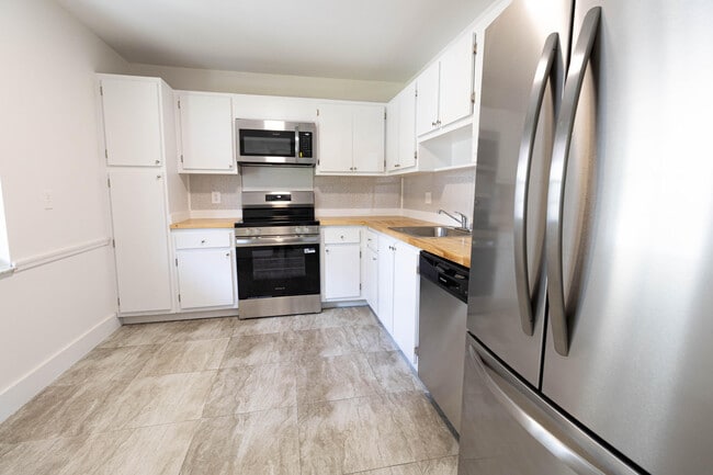 Building Photo - 4007 N Cypress Dr