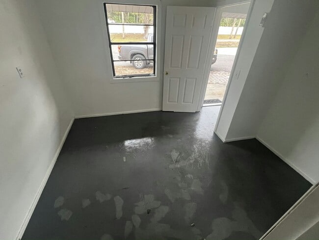 Building Photo - 14035 W River Rd