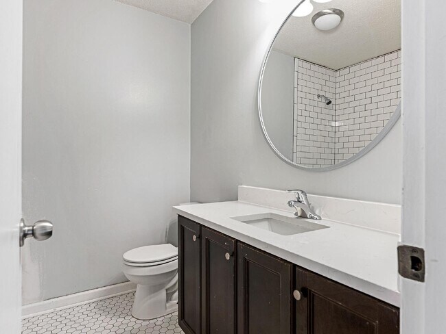 Building Photo - Cute as a button ranch home!