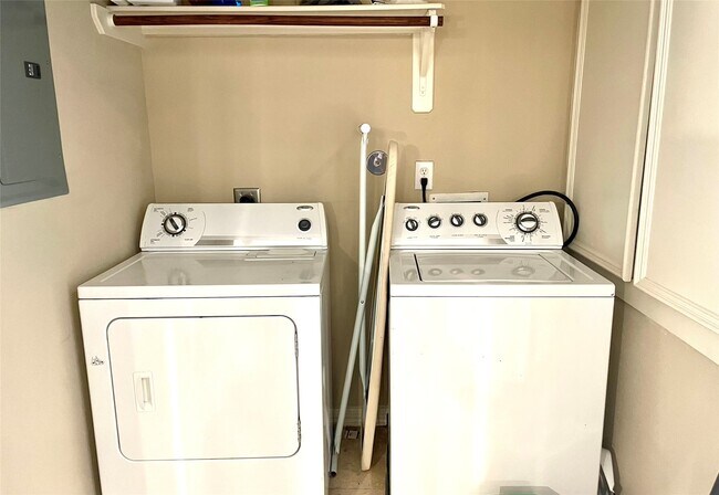 Building Photo - 7037 Kingston Cove Ln