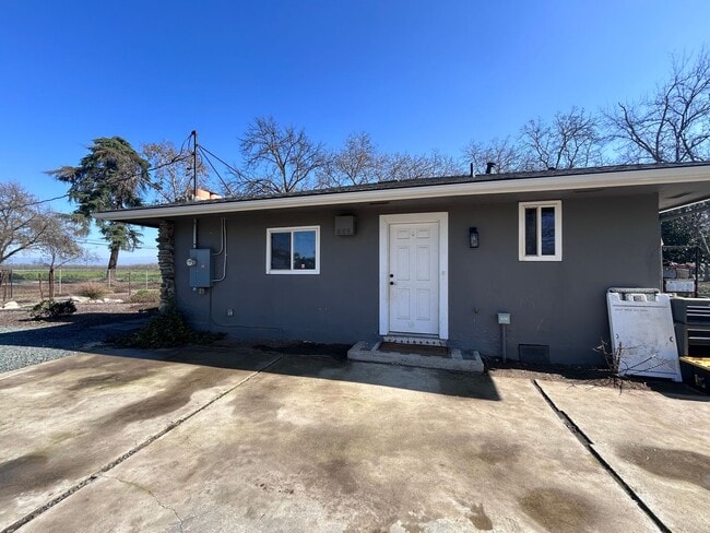 Building Photo - Country home - 3 bed 2 bath!