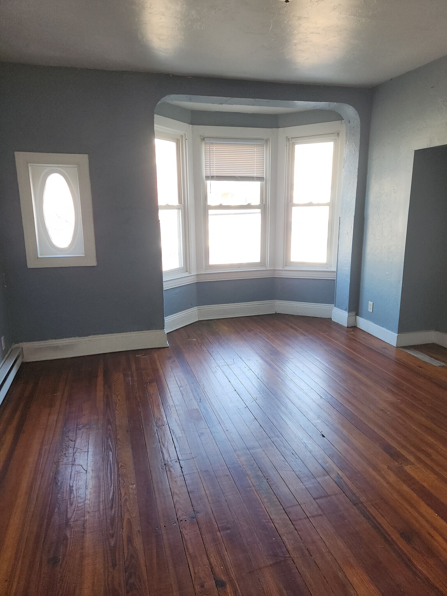 Building Photo - 736 W Poplar St