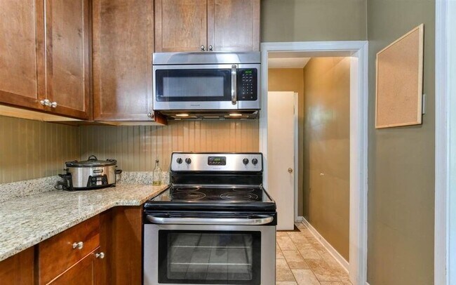 Building Photo - Beautiful three Bedroom One Bathroom For Rent