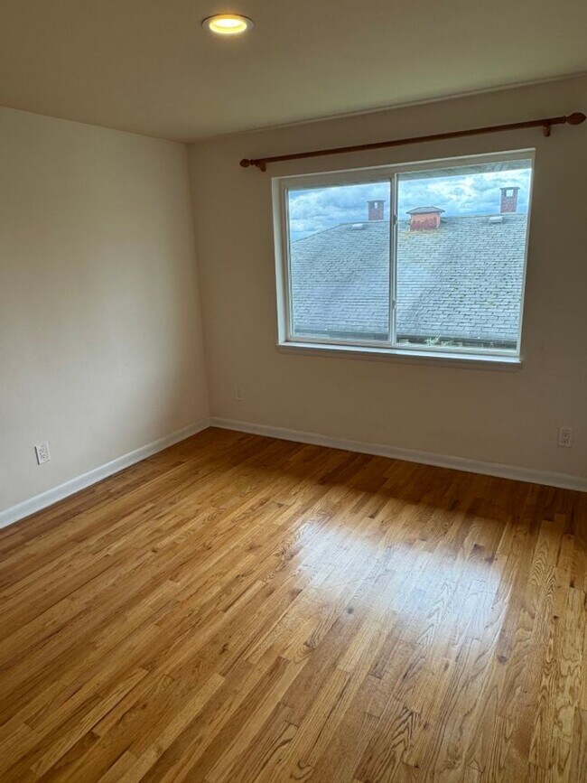 Building Photo - 2bd/1ba Seattle Apartment