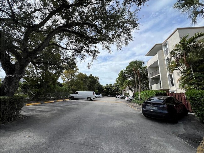 Building Photo - 6886 N Kendall Dr