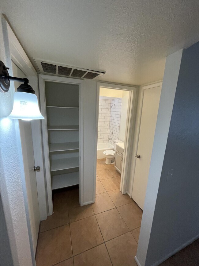 Building Photo - 1520 W 5th St