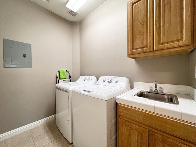 Building Photo - 3555 Meridale Dr