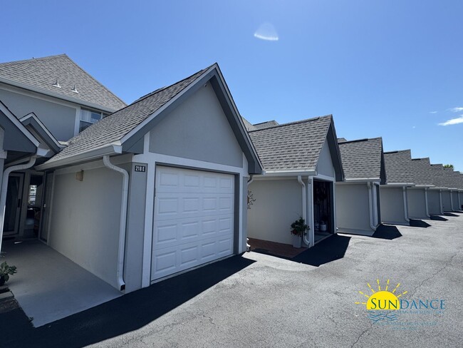 Building Photo - Stunning Waterfront 2BR/2.5BA Townhome wit...