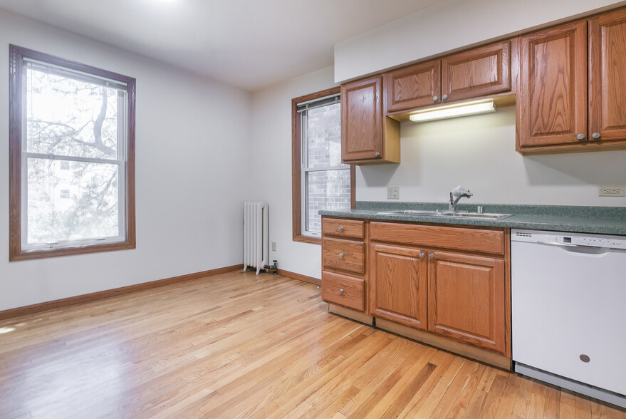 Building Photo - 419 W Doty St