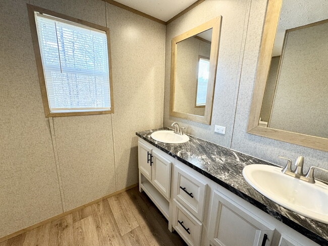 Building Photo - 2 Bedroom, 2 Full Bathrooms With Water Included in Pendleton