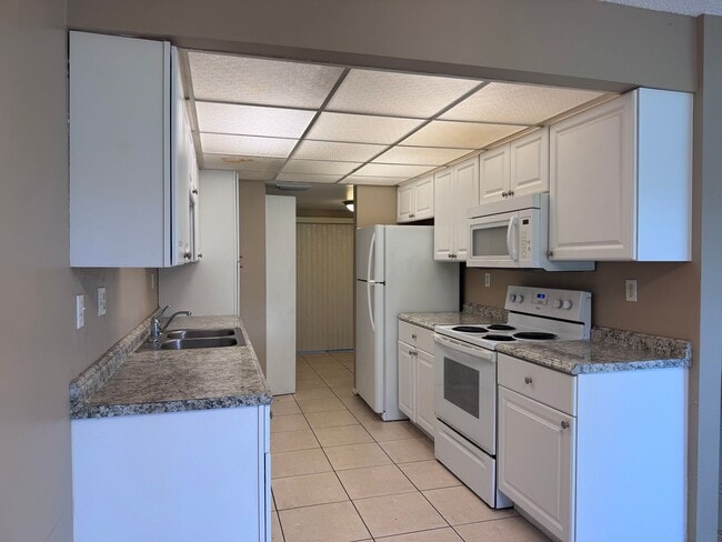Building Photo - 2/2 first floor unit in Alahambra Village