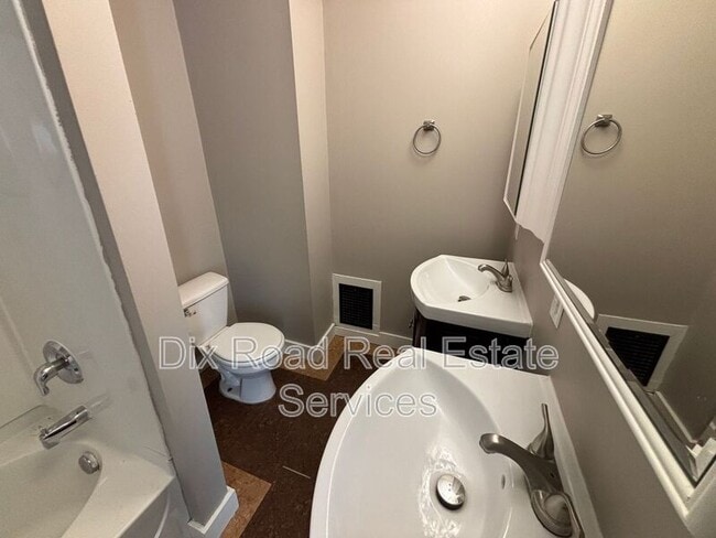 Building Photo - 304 Stanley St