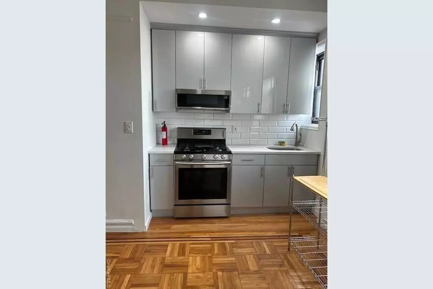 Building Photo - 754 Brady Ave