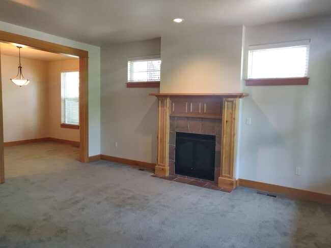 Building Photo - Charming 3x2.5 Modern Craftsman Home in NW Crossing with Private Backyard Oasis and Bonus Room Up...