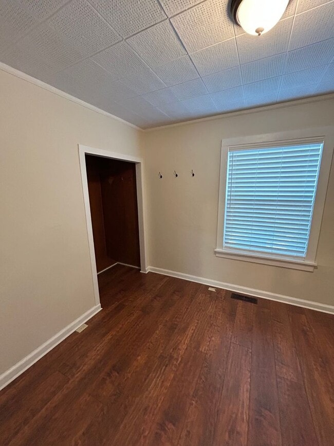 Building Photo - 1121 E 3rd St