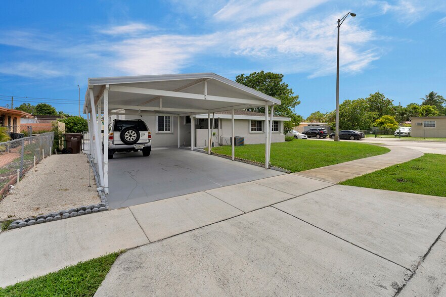 Building Photo - 361 SE 6th Ave