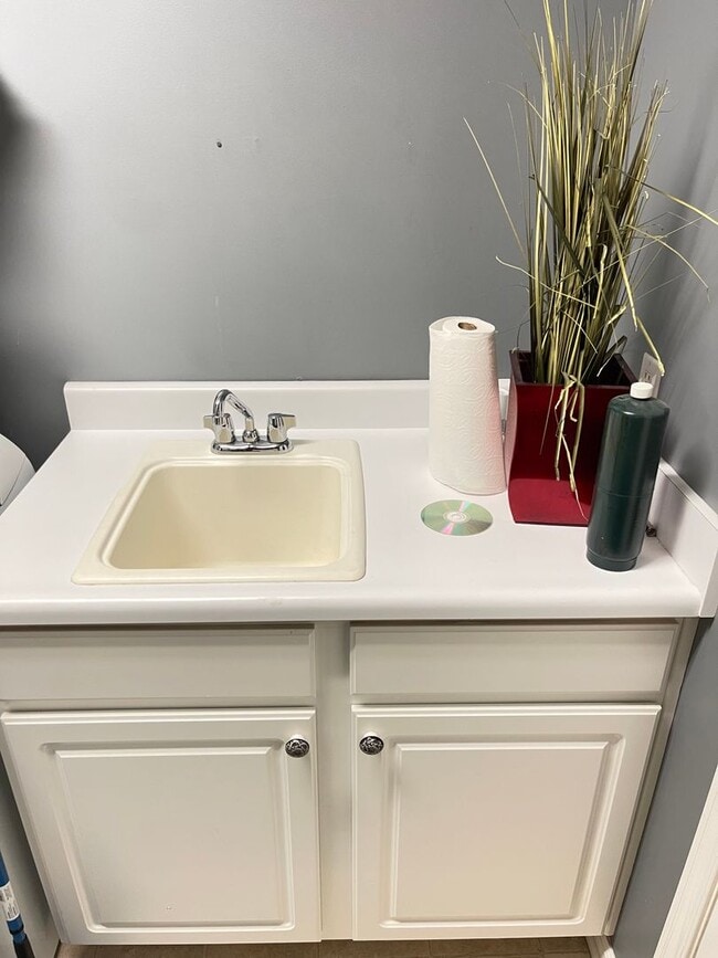 Building Photo - Move-in special. Beautiful 4 bed 2.5 bath 3000+sq ft